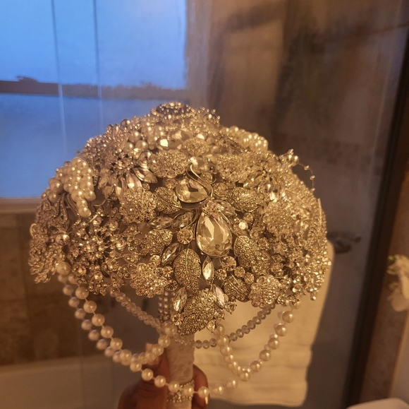 Silver brooch bouquet - Picture 3 of 7